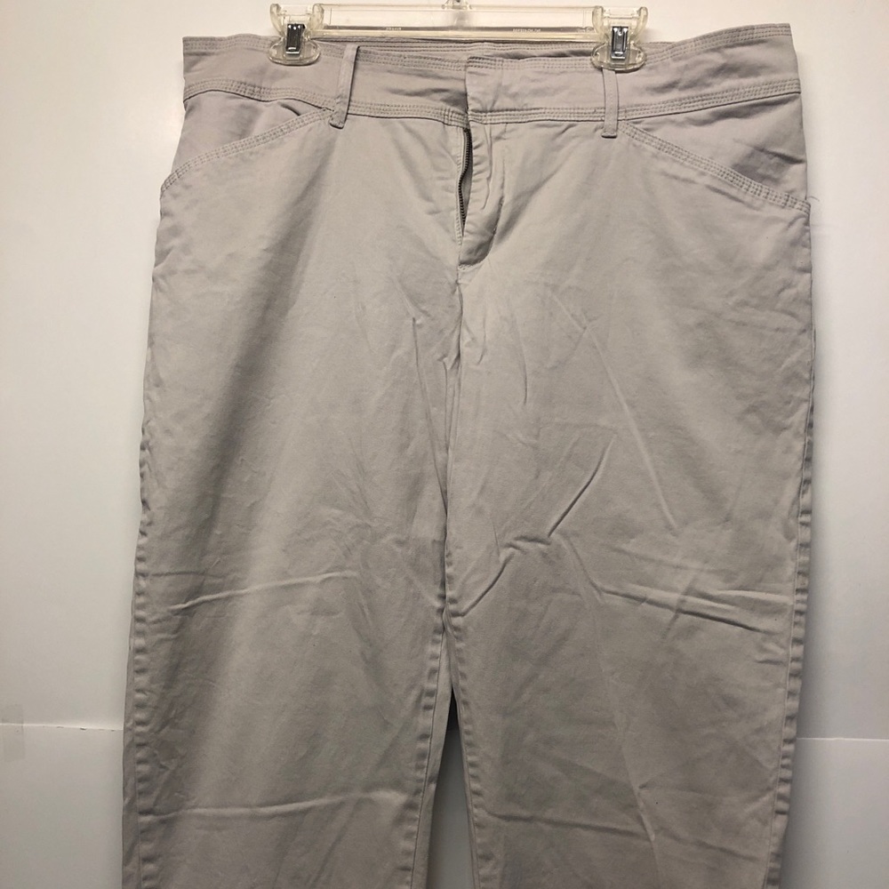 Pans women Lee’ just below the waist